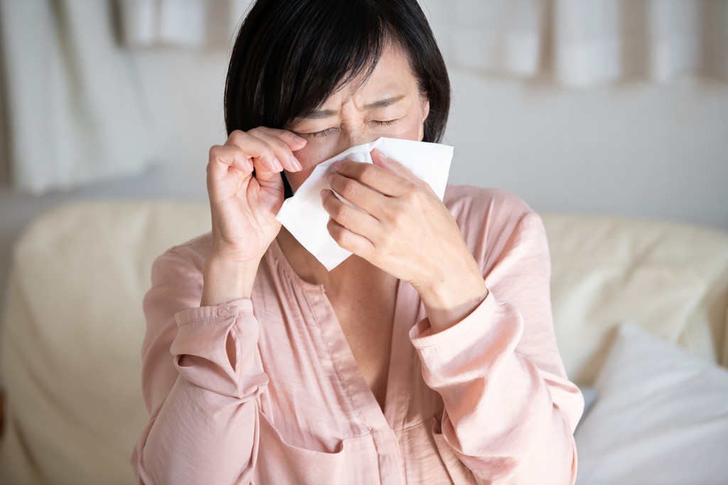 下 を 向く と 鼻水 が 出る